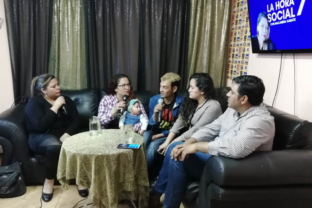 Foto de personas en un living