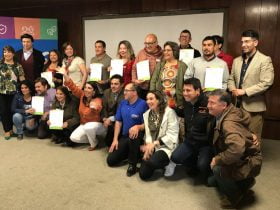 Foto de personas recibiendo un diploma