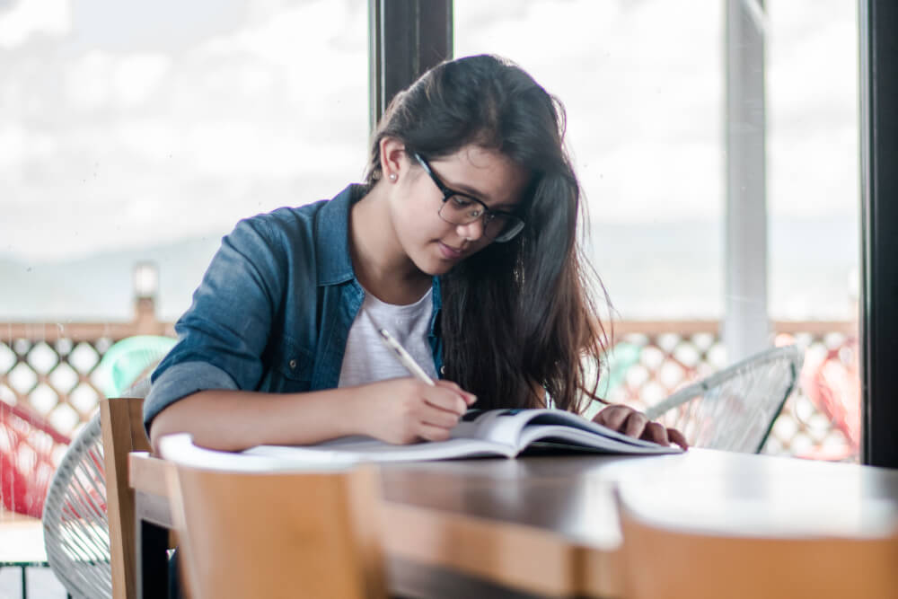 Foto de persona estudiando