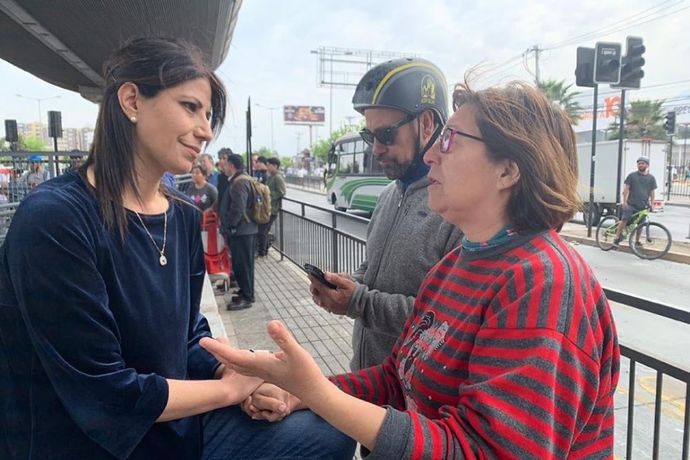 Foto de personas conversando