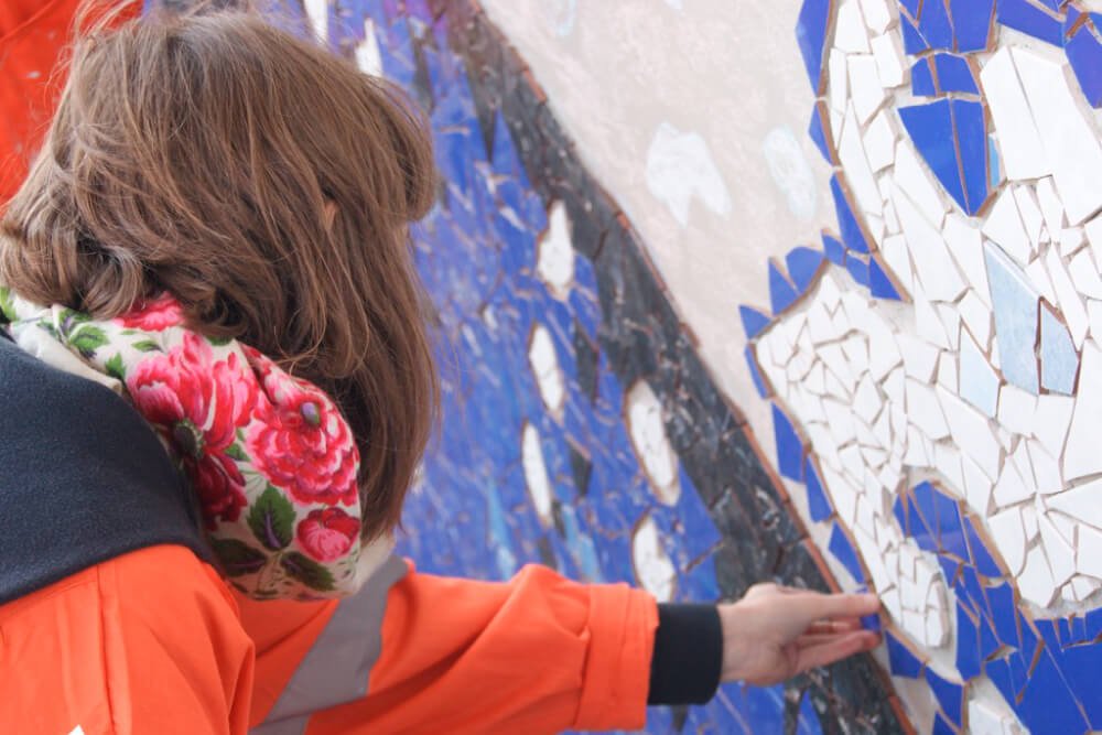 Foto de persona pegando cerámica en un muro