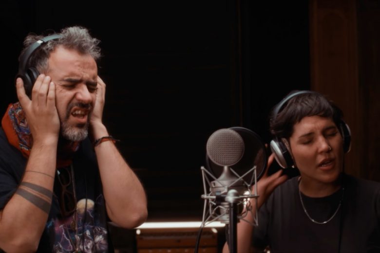 Foto de personas cantando