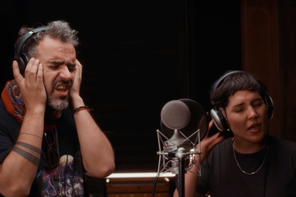 Foto de personas cantando