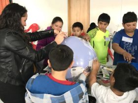 Foto de personas pintando un globo