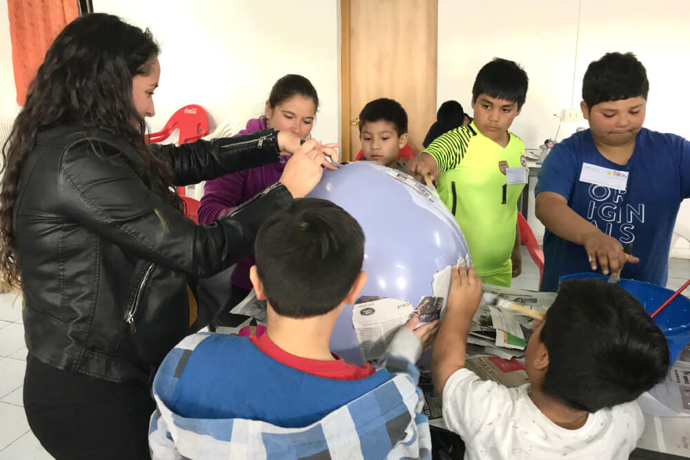 Foto de personas pintando un globo