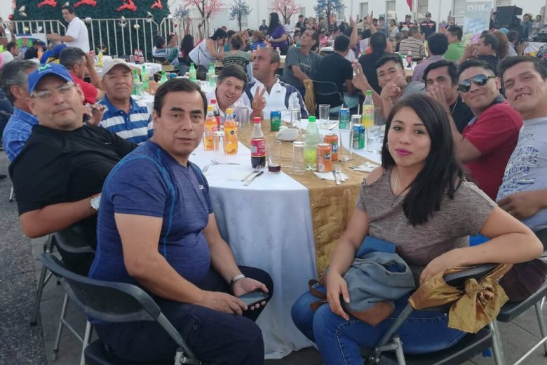 Foto de personas sentadas en una mesa