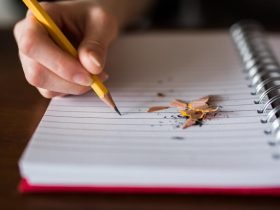 Foto de persona escribiendo