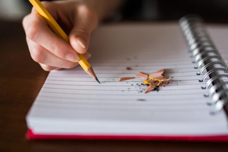 Foto de persona escribiendo