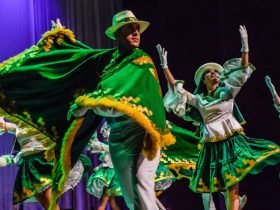 Personas bailando folklor