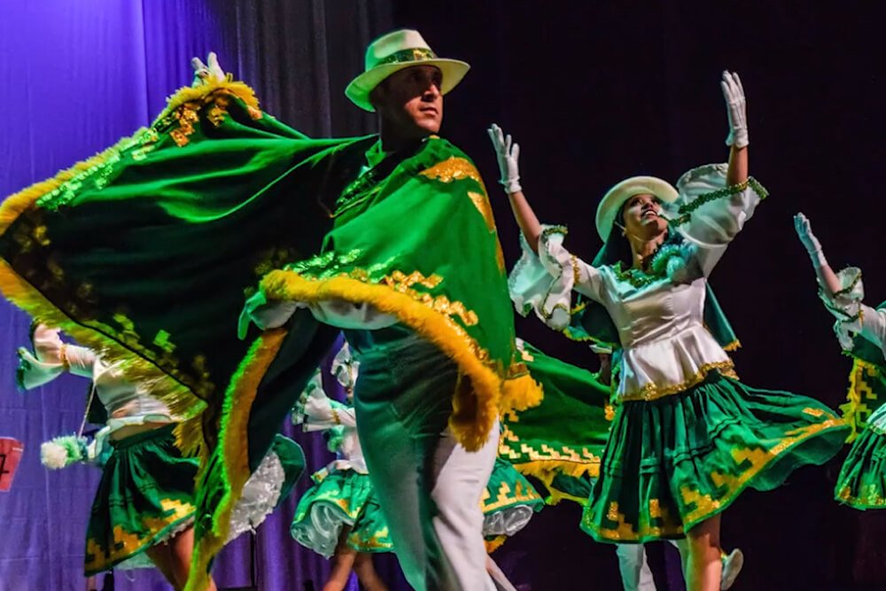 Personas bailando folklor