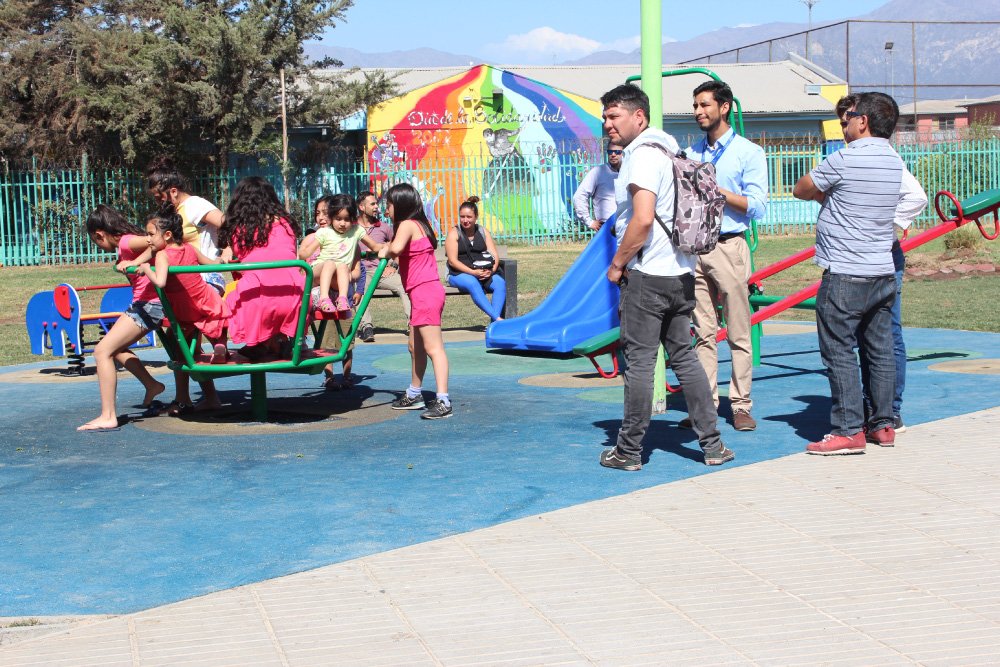 Niños jugando en nueva plaza pública de puente alto