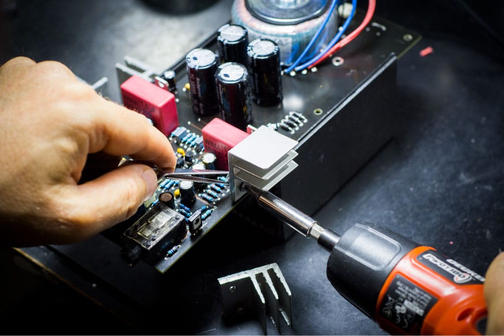 Foto de persona reparando
