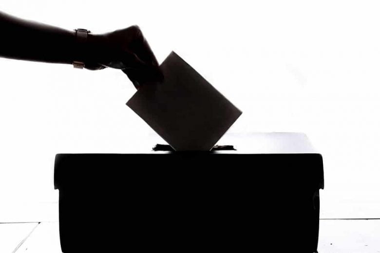 Foto de persona votando