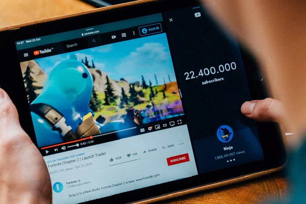 Persona viendo video en youtube