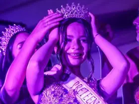 Foto de ariela reyes, recibiendo su corona por ganar concurso de belleza