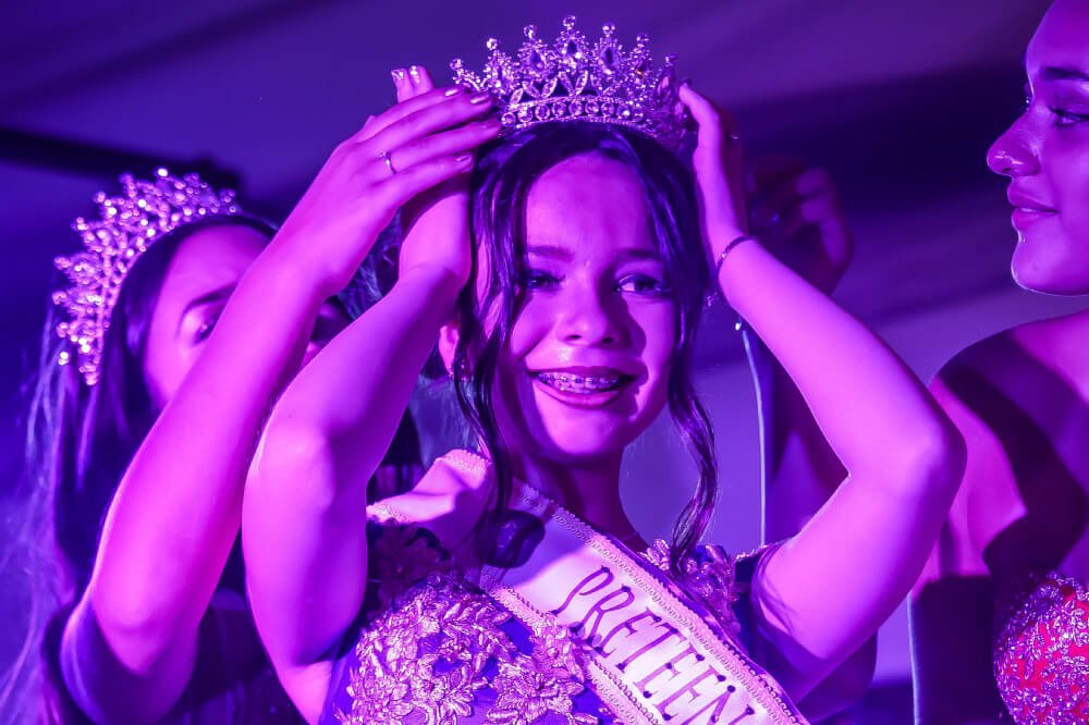 Foto de ariela reyes, recibiendo su corona por ganar concurso de belleza