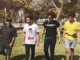 Foto de cuatro personas caminando en un parque de Puente Alto