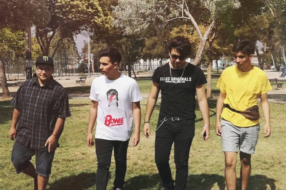 Foto de cuatro personas caminando en un parque de Puente Alto
