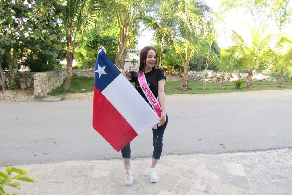 Foto de joven sosteniendo una bandera de chile