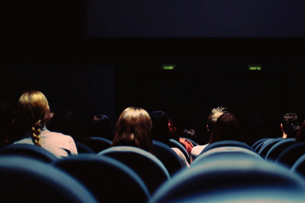 Foto de personas en cine