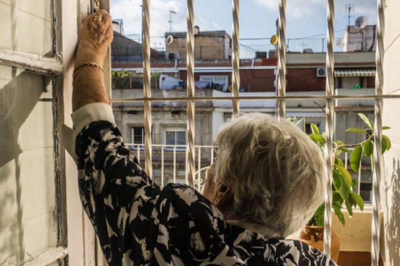 Foto de persona mayor abriendo la ventana