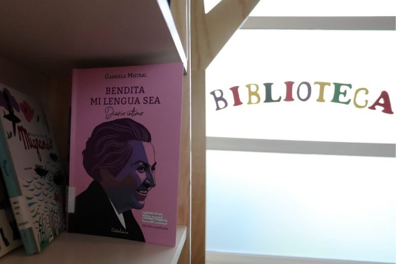 Foto de libro Gabriela Mistral