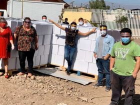 Foto de personas junto a mercadería