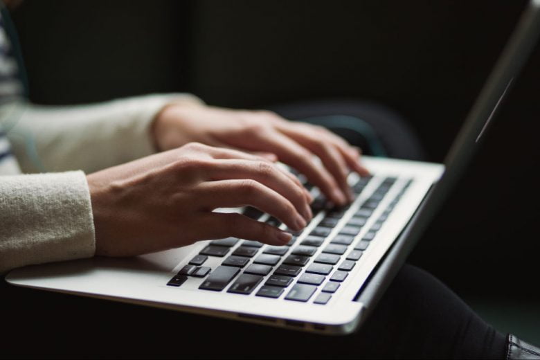 Foto de persona utilizando un computador