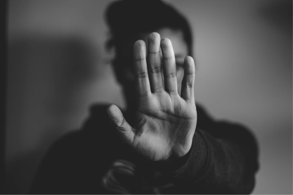 Foto de persona mostrando la palma de la mano, puente alto