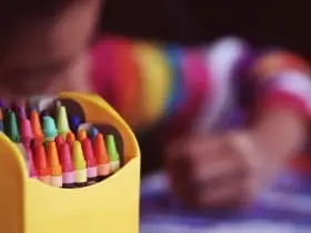 Foto de niño pintando con lapices de colores