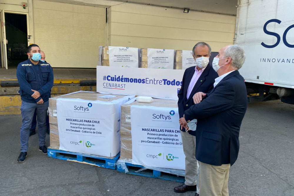 Personas al lado de cajas, en donación de cmpc a cenabast