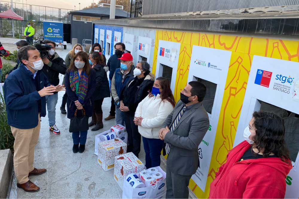 Foto de personas recibiendo donacion de cmpc