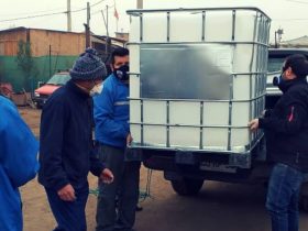 Foto de personas realizando entrega de amonio cuaternario en asentamiento millantun de puente alto