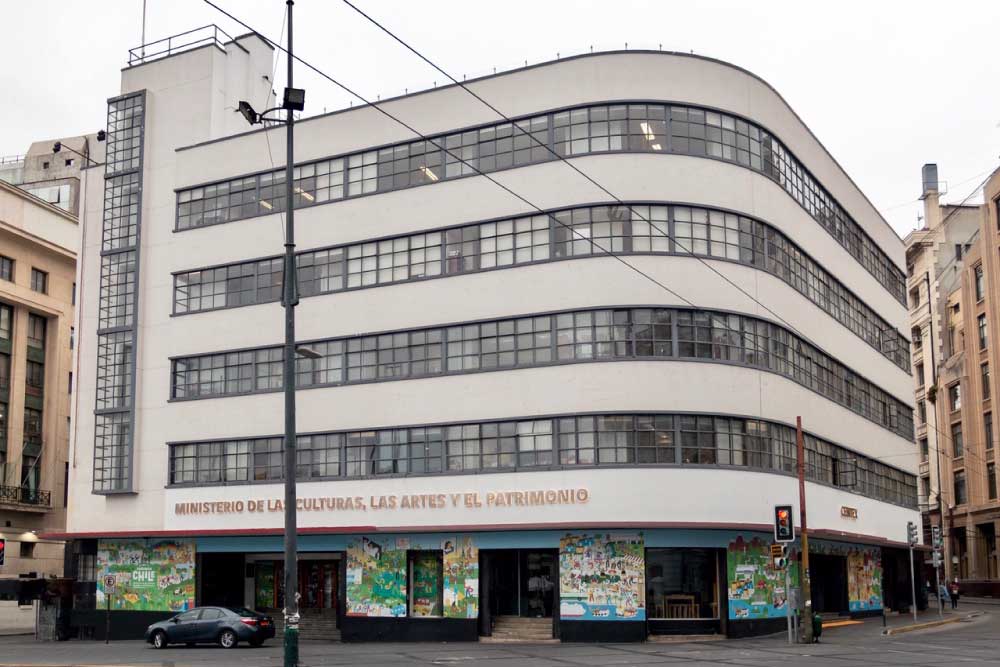 Foto de edificio color blanco del ministerio de las culturas