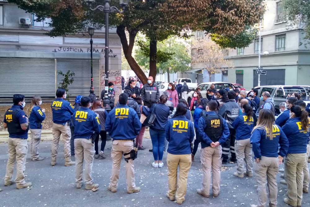 Foto de personal de pdi junto a seremi