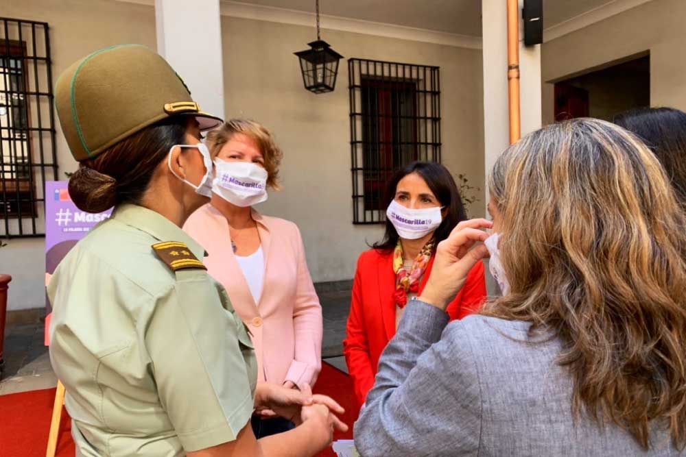 Foto de personas conversando en el lanzamiento de mascarilla 19