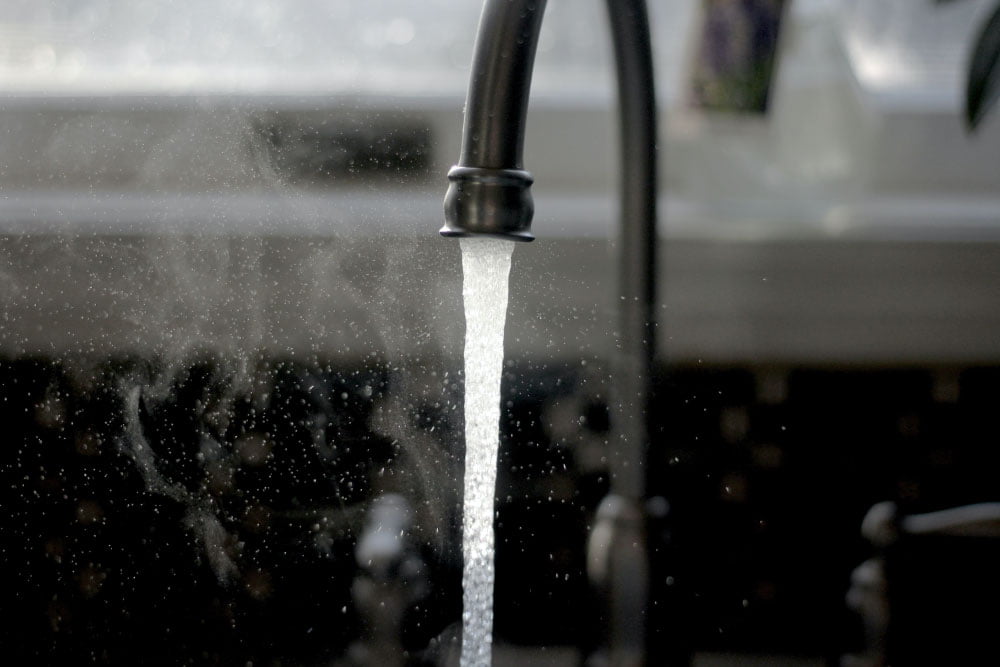 Llave con agua corriendo