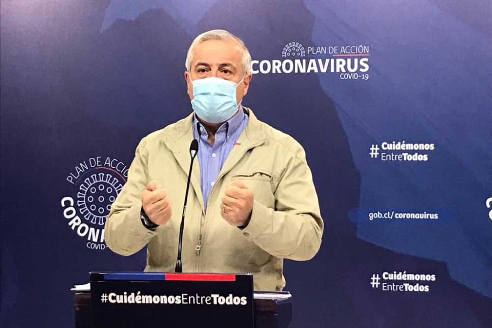 Foto de ministro de salud jaime mañalich hablando en cadena nacional