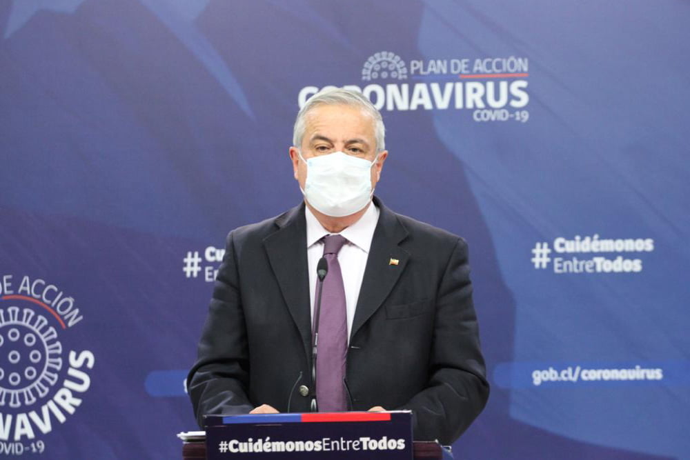 Ministro de salud jaime mañalich hablando en podium