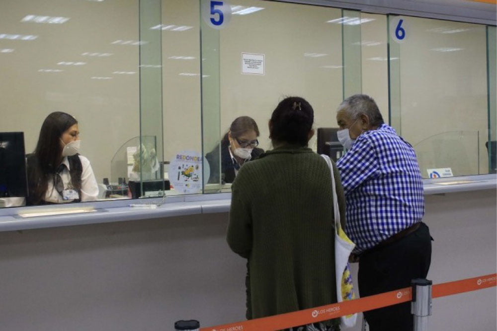 Foto de personas cobrando su pensión en IPS