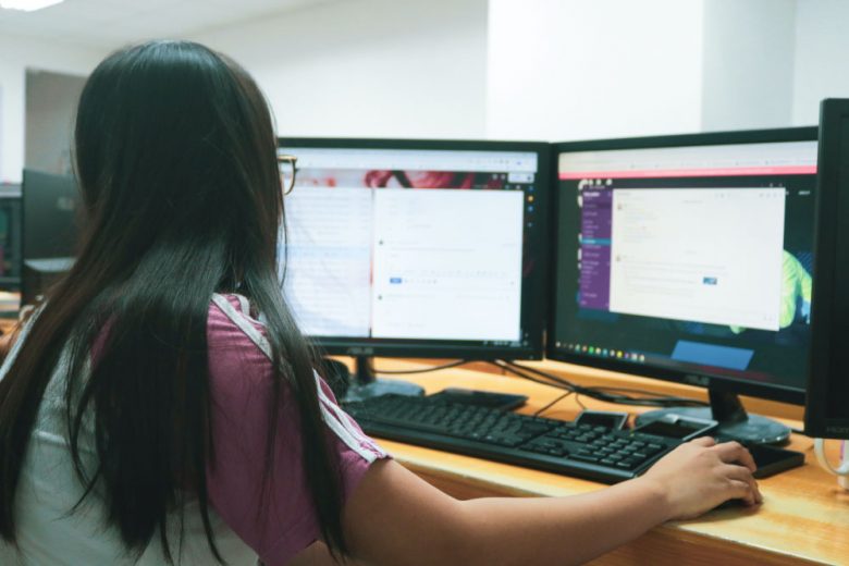 Foto de persona utilizando computador