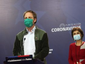 Autoridades en podium, entregando nuevo balance de coronavirus