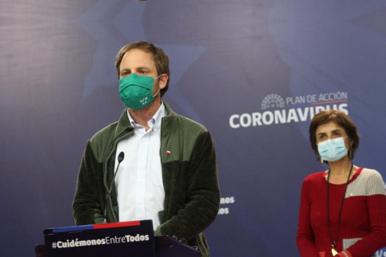 Autoridades en podium, entregando nuevo balance de coronavirus