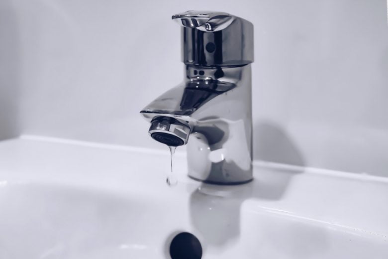 Llave con agua corriendo