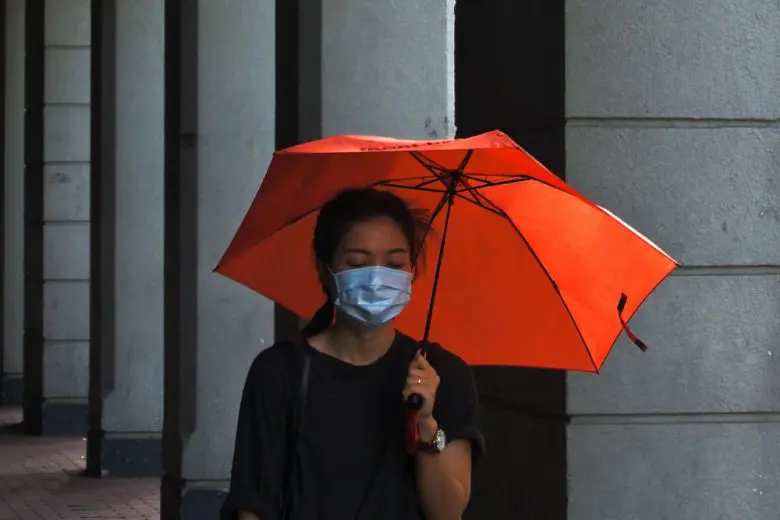 Foto de persona con paraguas - lluvia