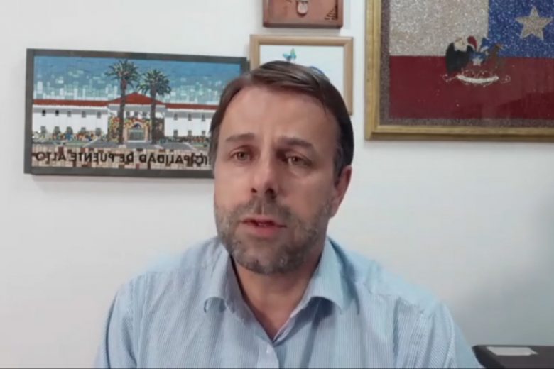 Alcalde de puente alto, germán codina, realizando transmisión en facebook live