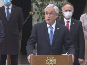 foto de presidente piñera anunciando cambio en ministerios
