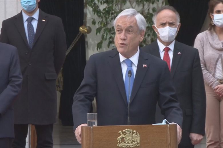 foto de presidente piñera anunciando cambio en ministerios