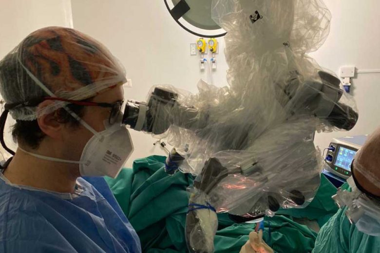 Doctor mirando por un aparato de salud - Puente Alto