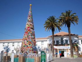 Foto de árbol navideño tejido, frente a Municipalidad de Puente Alto
